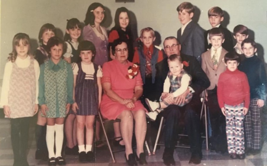 Fifteen grandchildren posing with Grandma and Grandpa